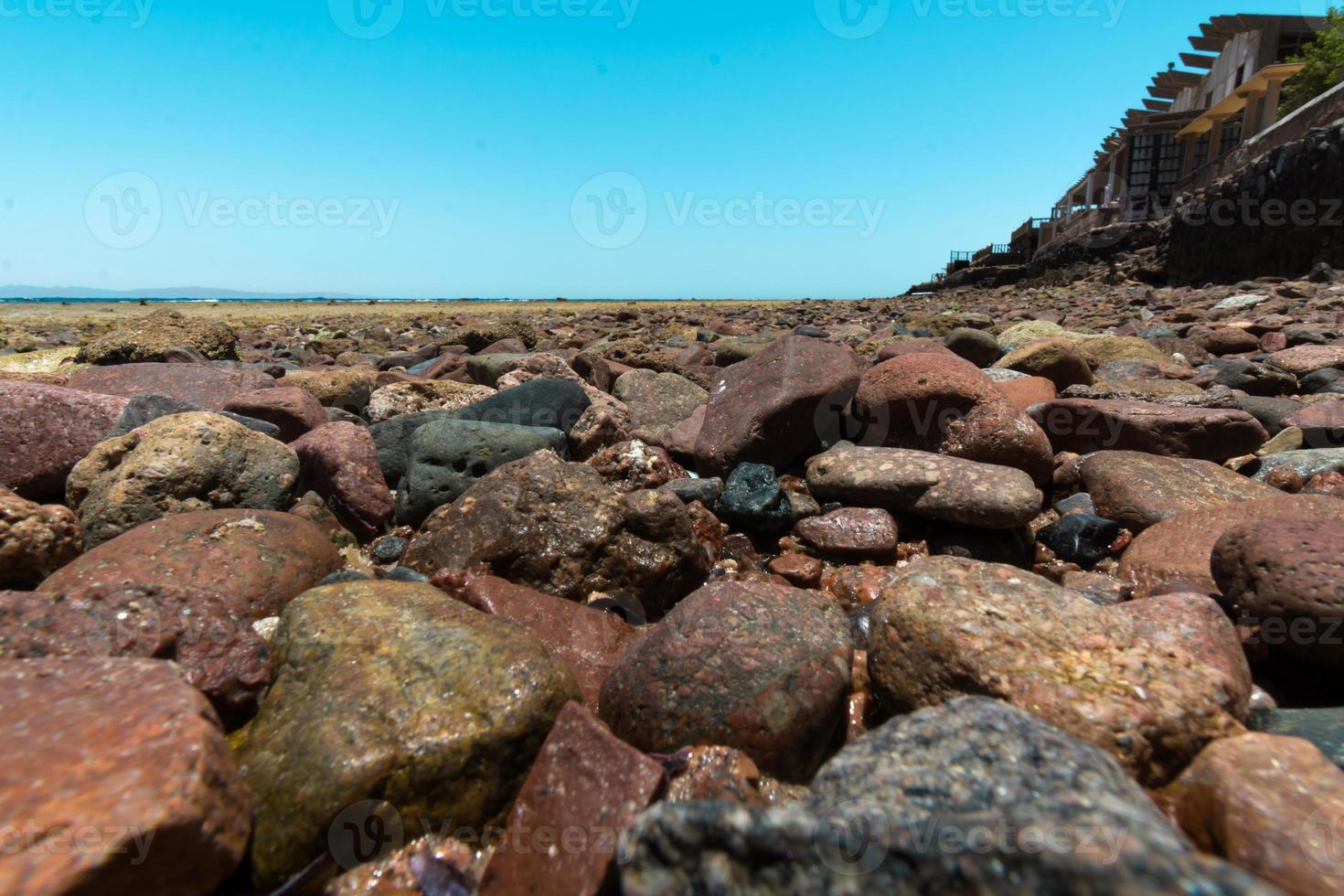 zeegezicht uitzicht vanaf dahab sina egypte landschap zee en bergen foto