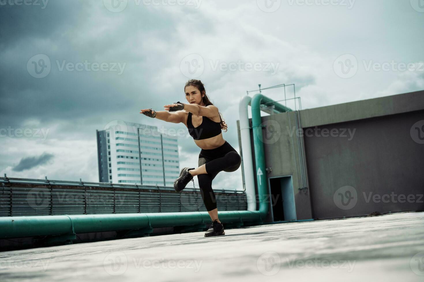 jong vrouw uitrekken spieren voordat opdrachten buitenshuis. foto