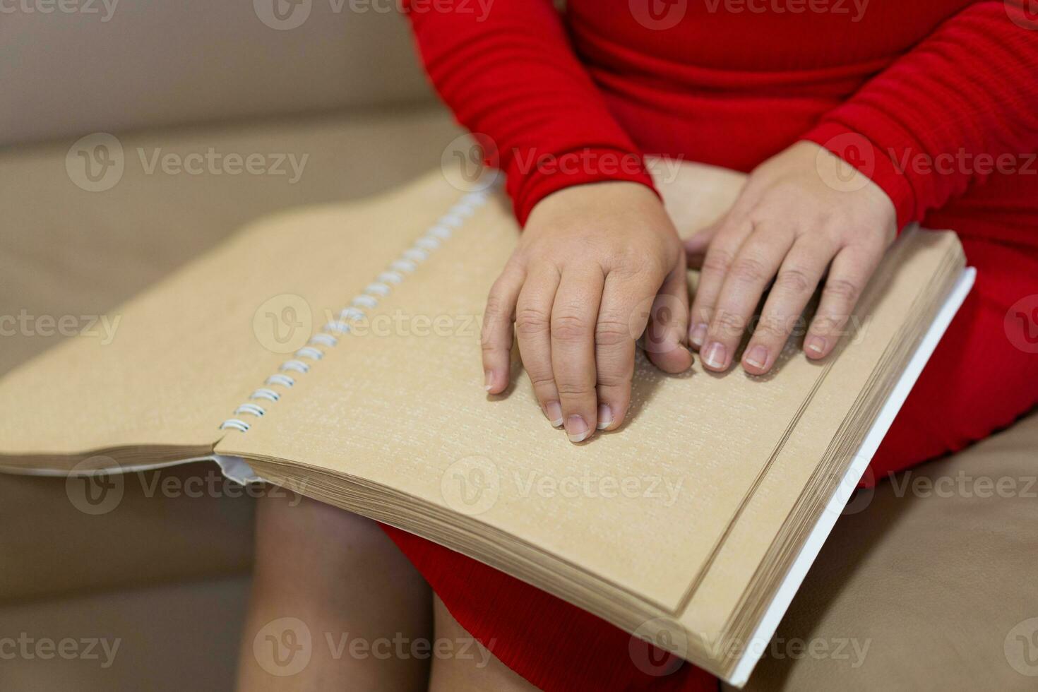 detailopname van een vrouw hand- lezing een braille boek foto