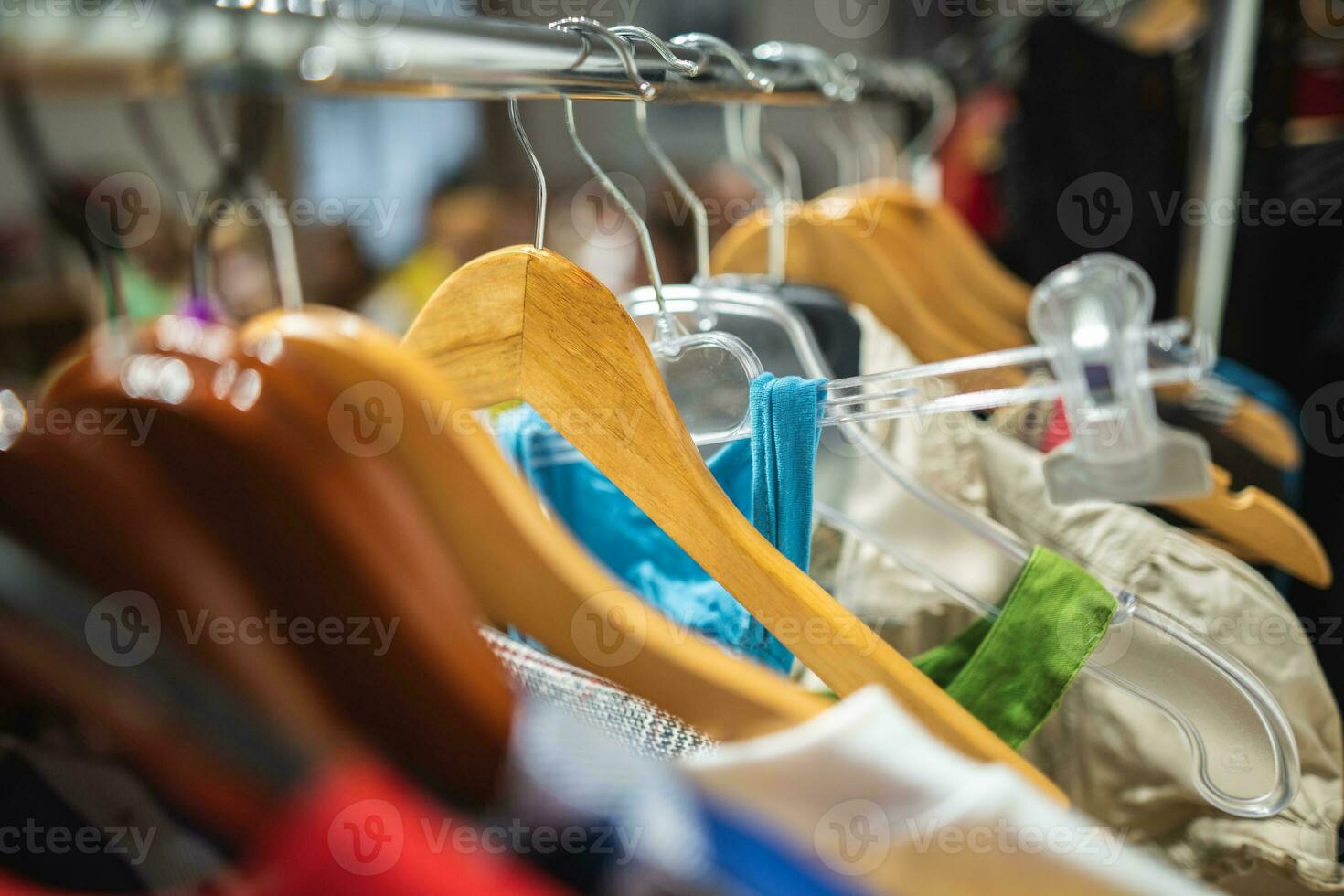 veel verschillend gekleurde vrouwen kleren Aan hangers in een op te slaan foto