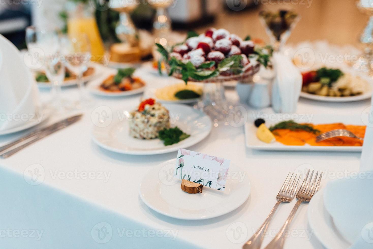 elegante huwelijksdecoraties gemaakt van natuurlijke bloemen foto