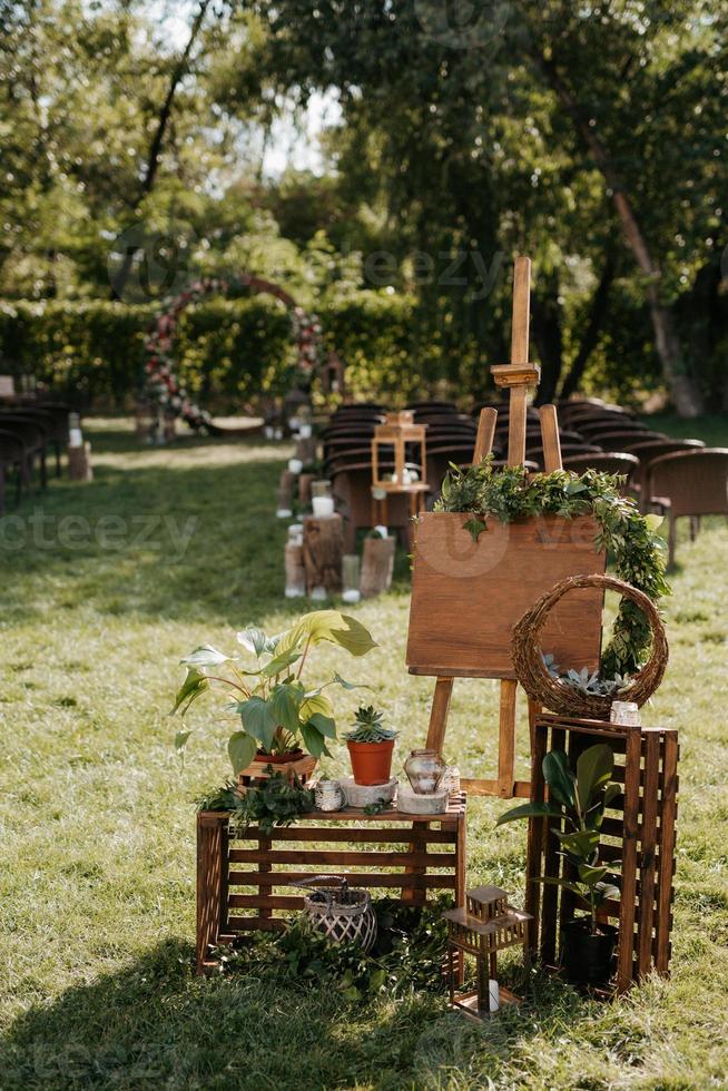 elegante huwelijksdecoraties gemaakt van natuurlijke bloemen foto