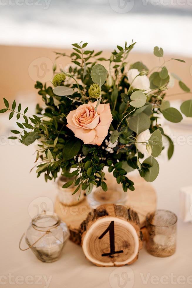 elegante huwelijksdecoraties gemaakt van natuurlijke bloemen foto