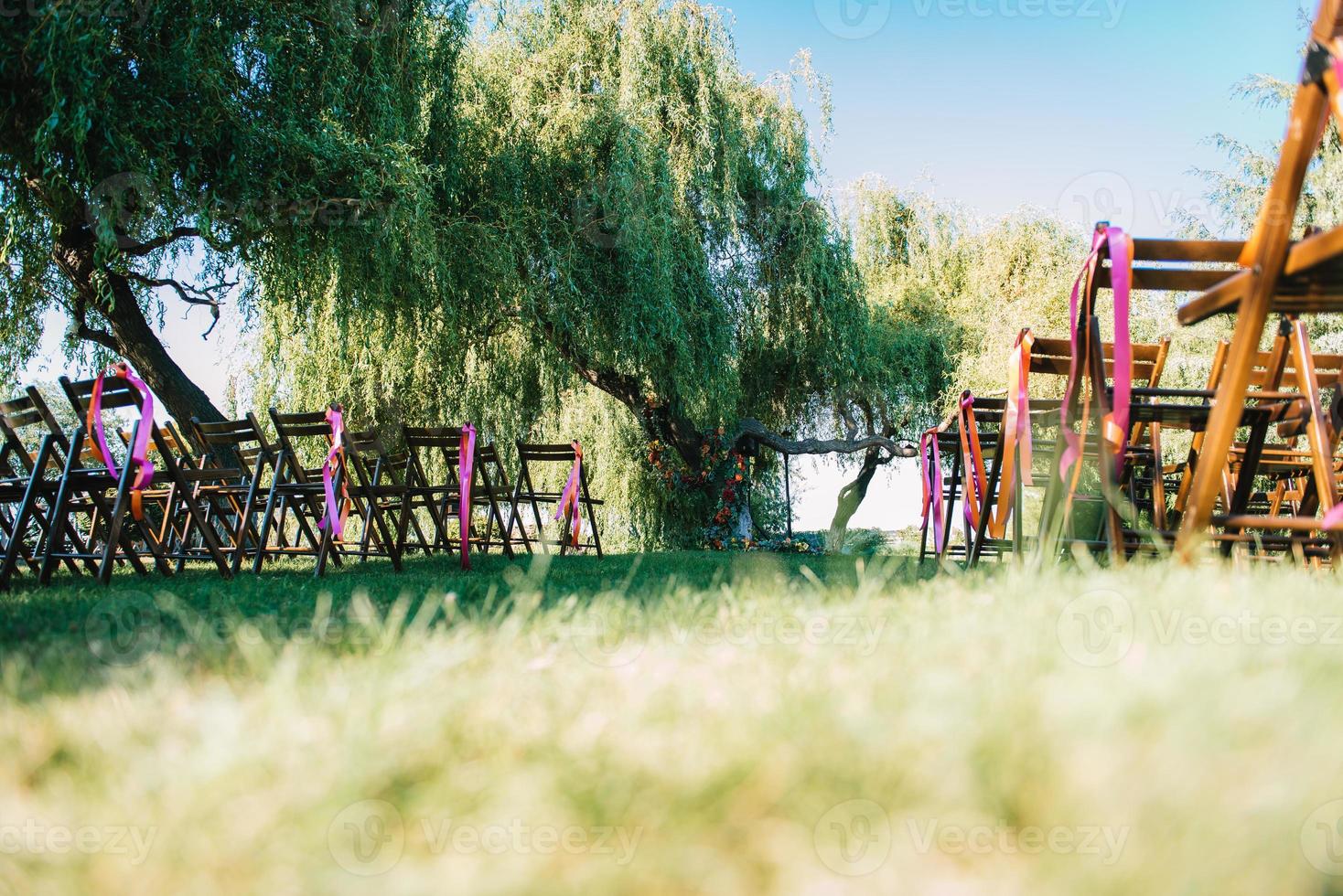 huwelijksceremonie gebied, boog stoelen decor foto