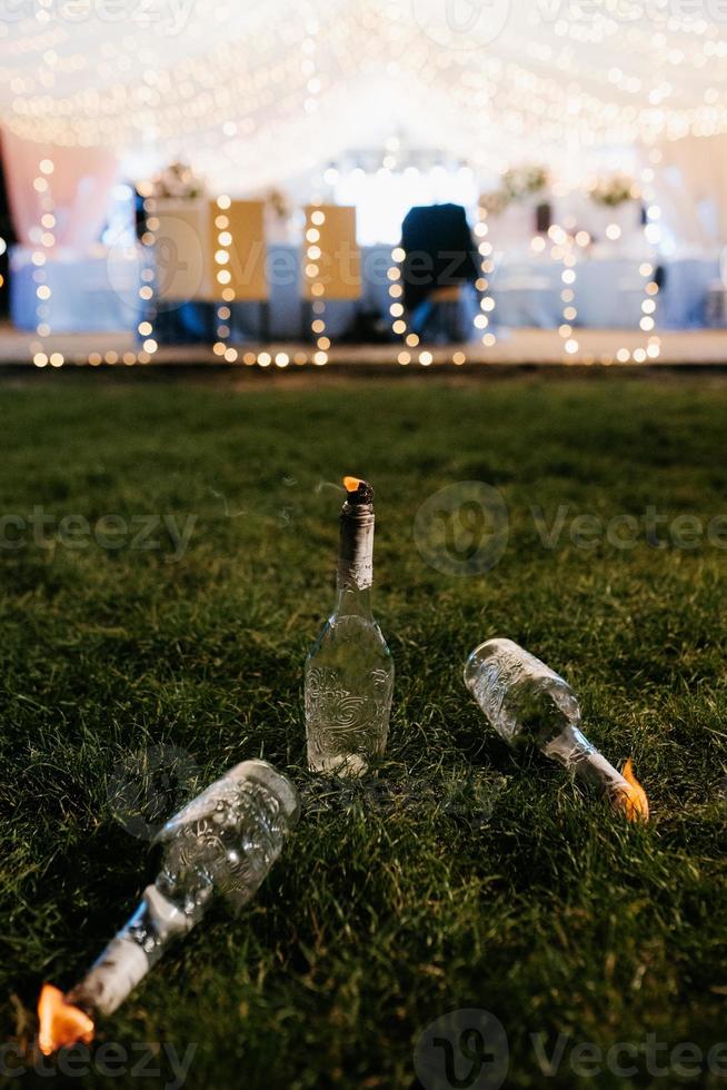 verlicht de nachtelijke vuurshow met de deelname van de mensen, licht en open vuur foto