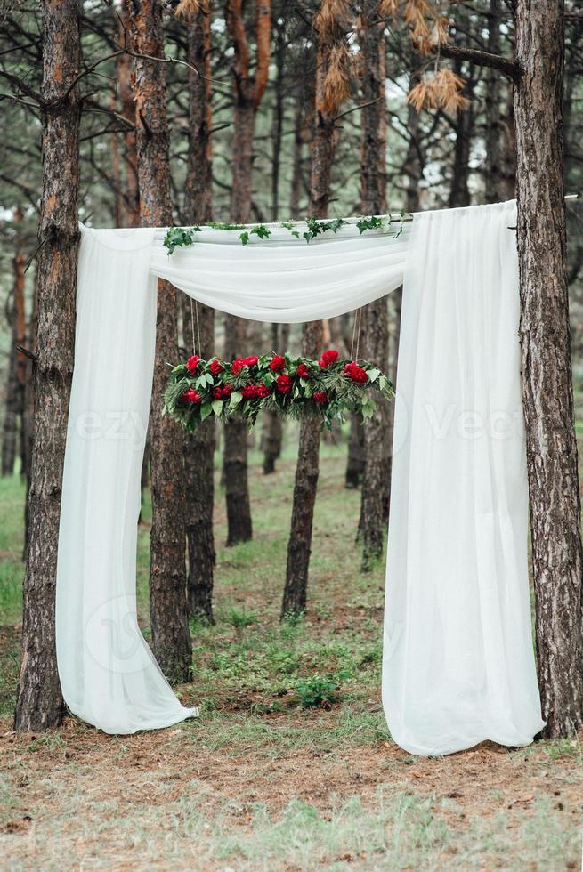 huwelijksceremonie in het bos tussen de bomen op de groene baan foto