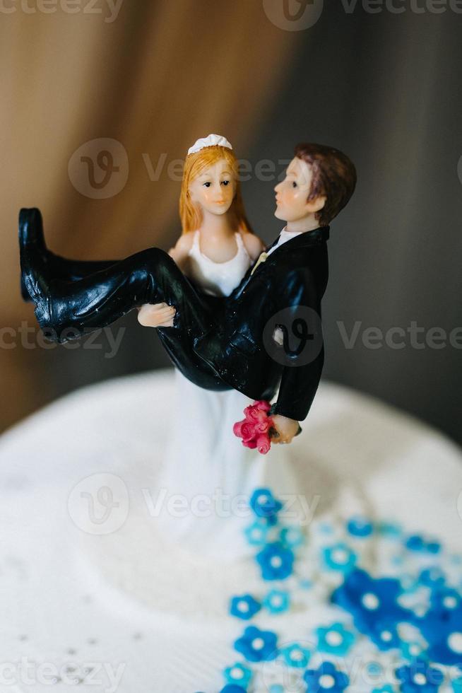 bruidstaart op de bruiloft van de pasgetrouwden foto
