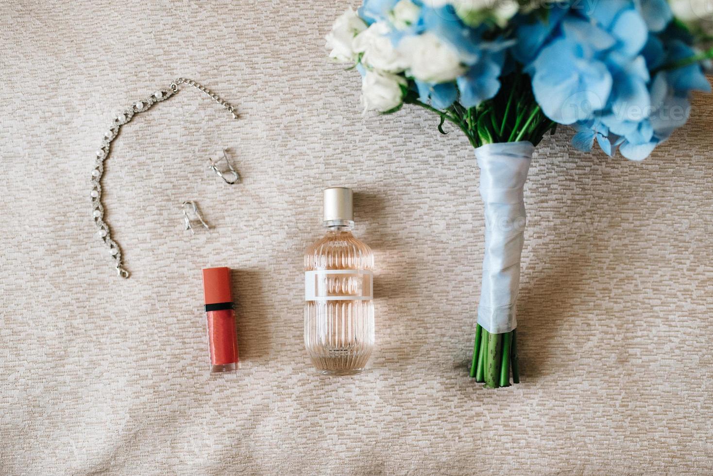 elegante fles parfum op de fauteuil met een roze ketting foto