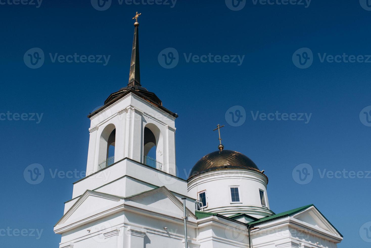kathedraal van de orthodoxe kerk met iconen en altaar foto