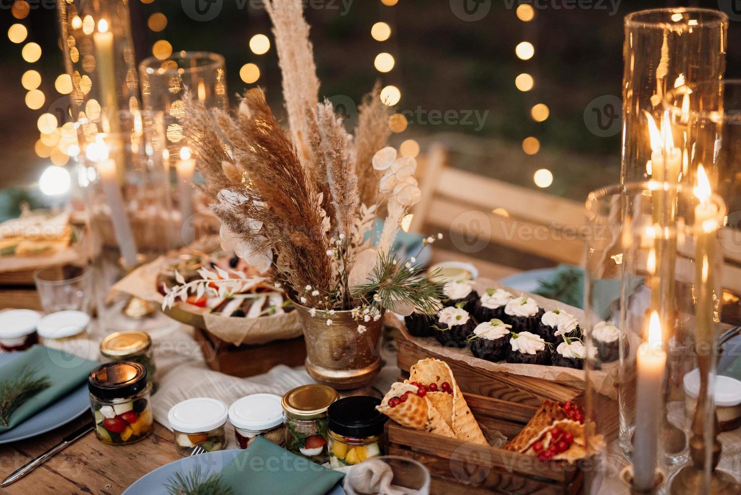 sfeervol kaarsdecor met levend vuur op de feesttafel foto