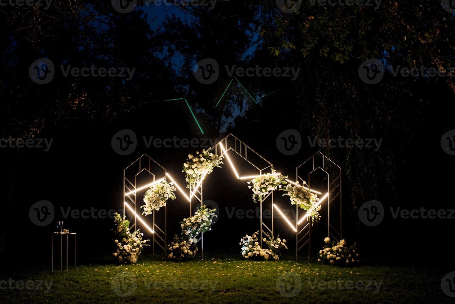 huwelijksceremonie gebied met gedroogde bloemen in een weiland foto