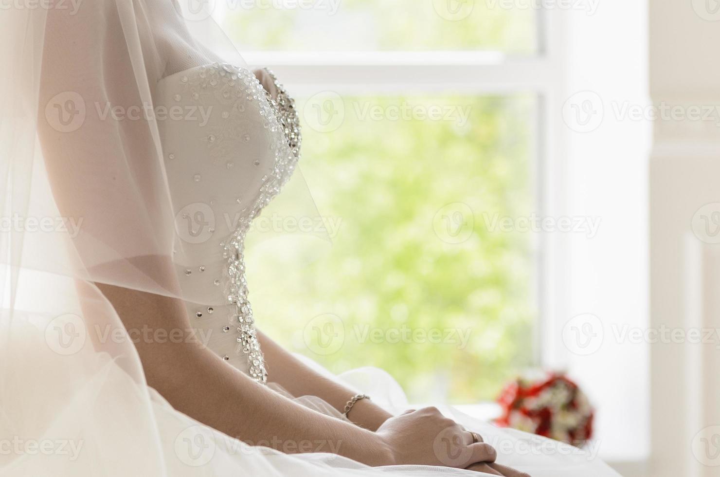 de bruid op een witte stoel foto