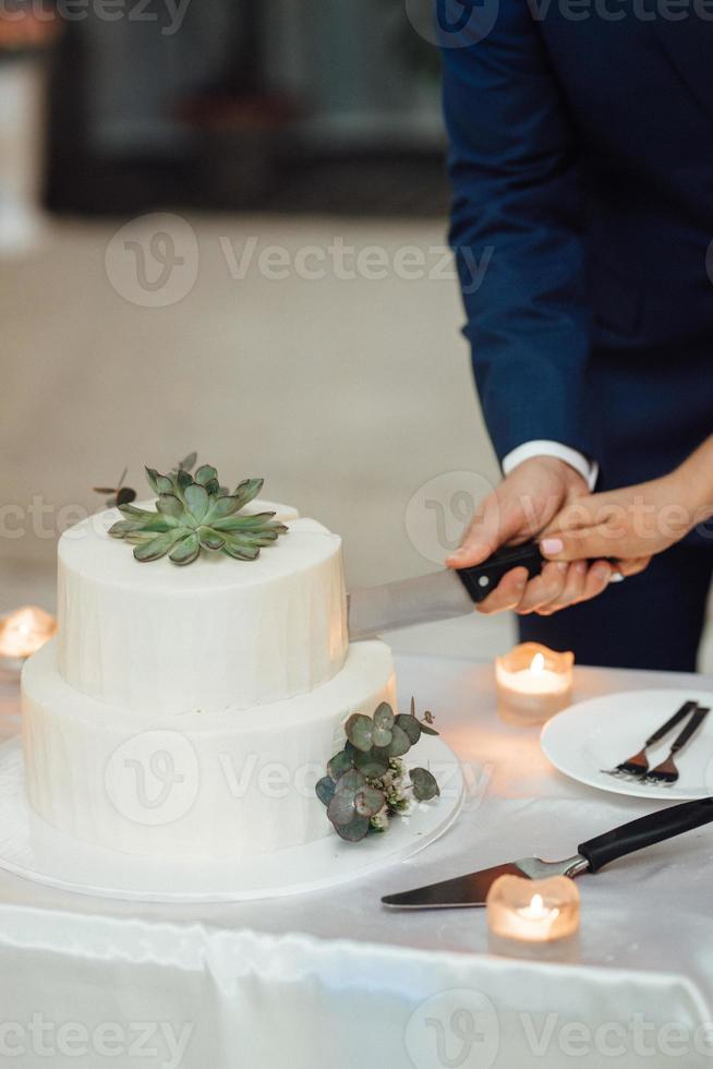 bruidstaart op de bruiloft van de pasgetrouwden foto