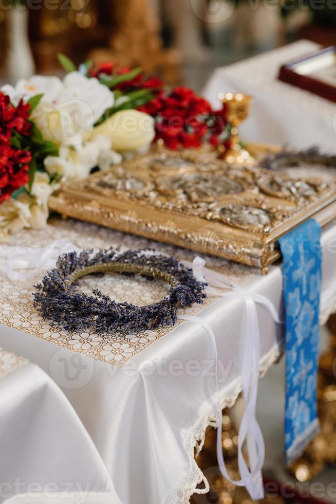 klassieke kathedraal van de orthodoxe kerk met iconen foto