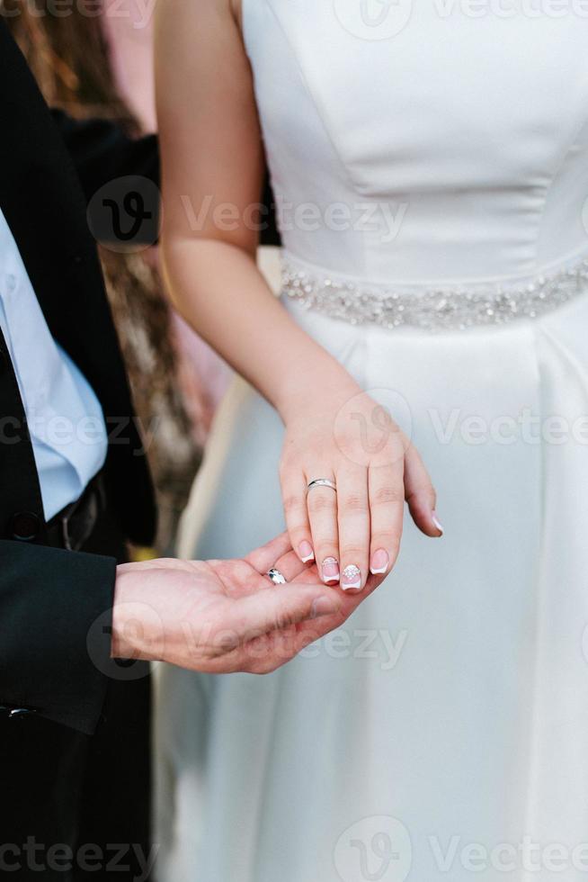 gouden trouwringen als attribuut van de bruiloft van een jong stel foto