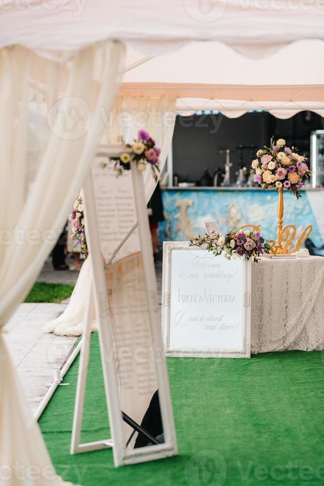 elegante huwelijksdecoraties gemaakt van natuurlijke bloemen foto