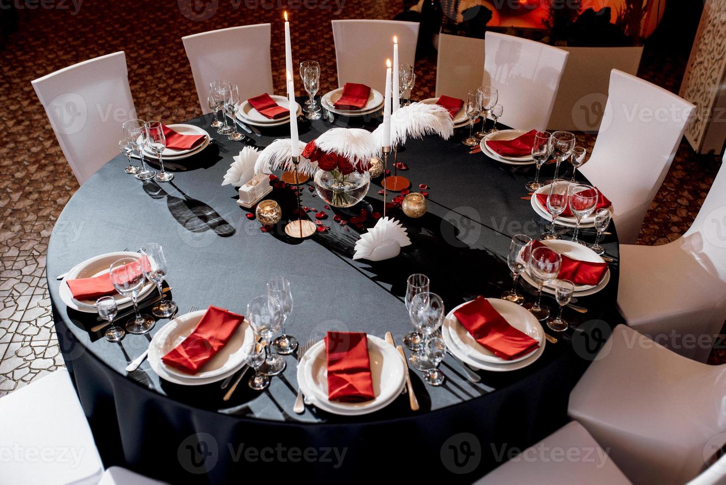 decoratie van tafels met brandende kaarsen foto