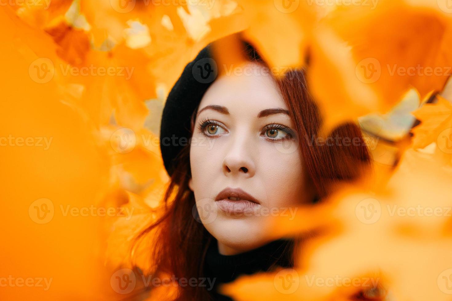 herfst romantisch portret van een roodharige vrouw. foto