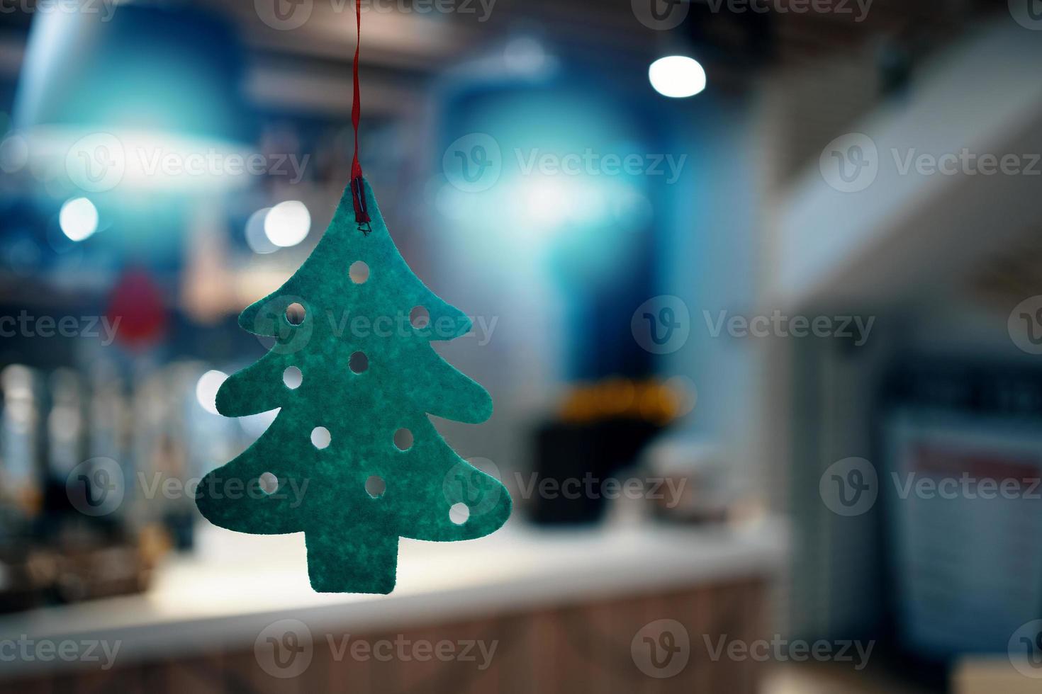 kerst groene vilten boom met uitgesneden cirkels. Stockfoto
