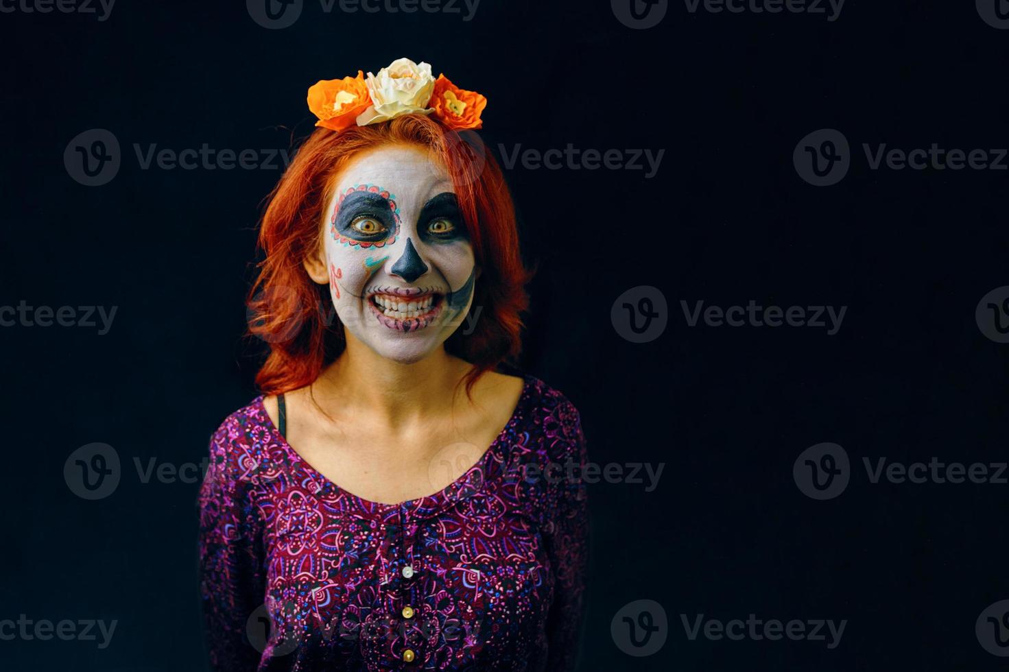 een jonge vrouw in de dag van de dode maskerschedelgezichtskunst. foto