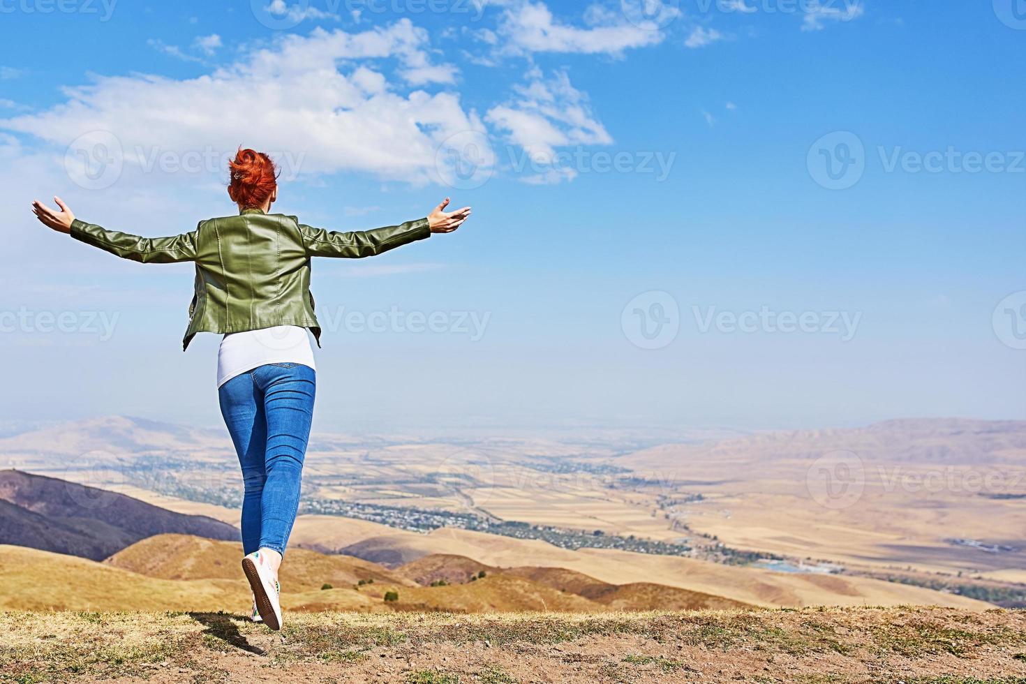 schoonheid vrouw buitenshuis genieten van de natuur. foto