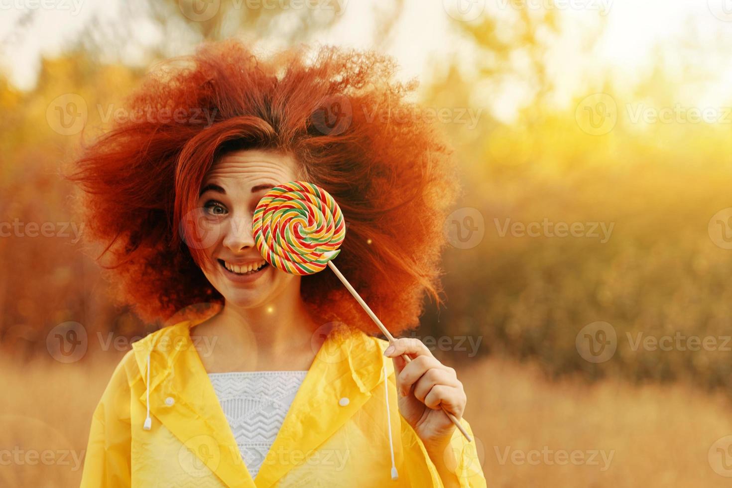 portret van een lachend meisje gekleed in regenjas. foto