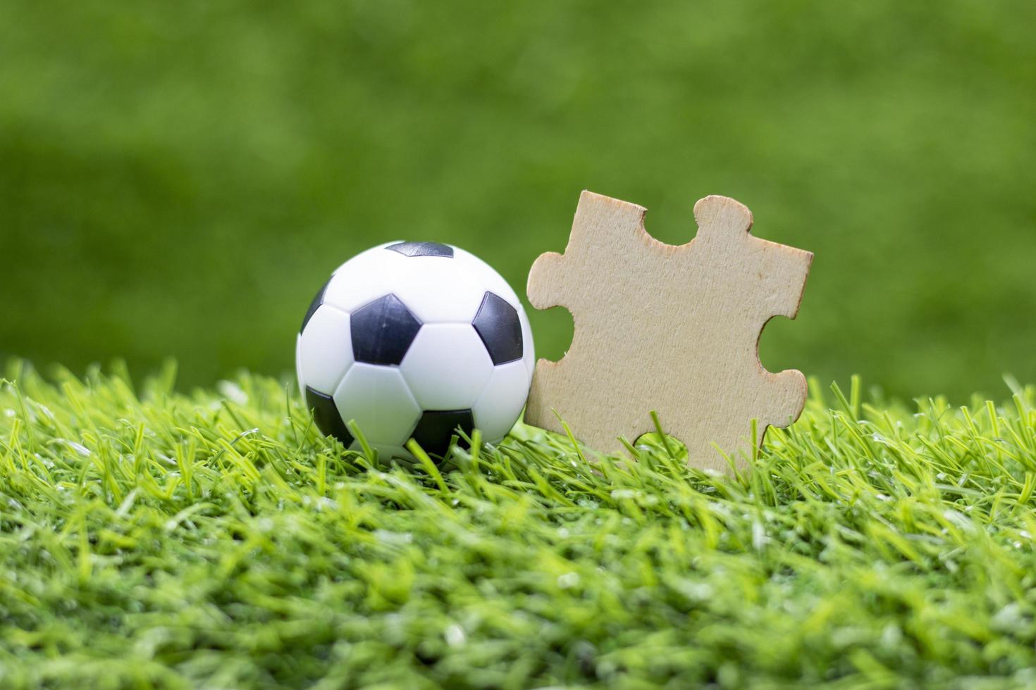 voetbal met puzzel is op groen gras foto