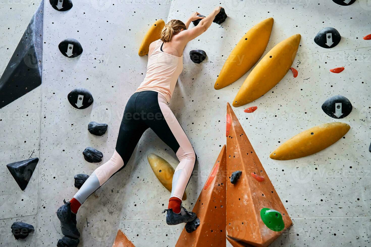 vrouw opleiding Bij boulderen Sportschool. actief recreatie, sport- opdrachten foto