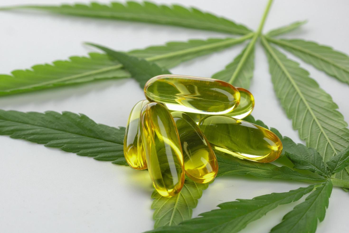 cannabis etherische olie capsules op witte achtergrond. foto