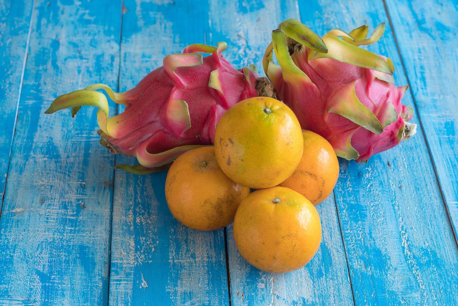 fruit dieet concept. verschillende vruchten op houten tafel foto