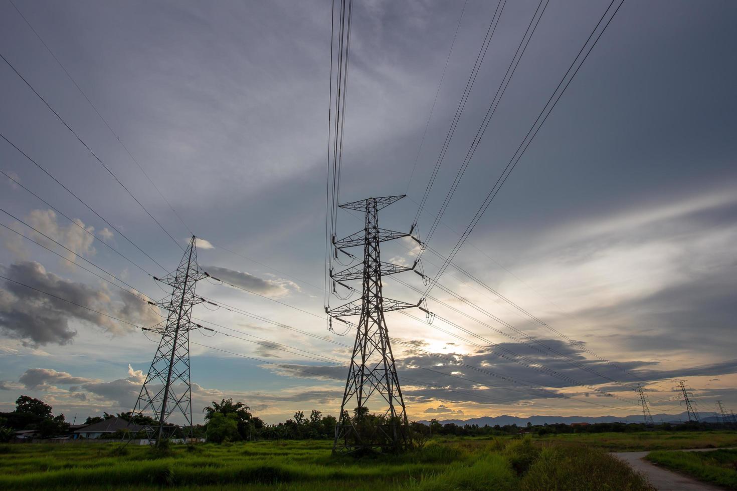 elektriciteitsleidingen bij zonsondergang foto