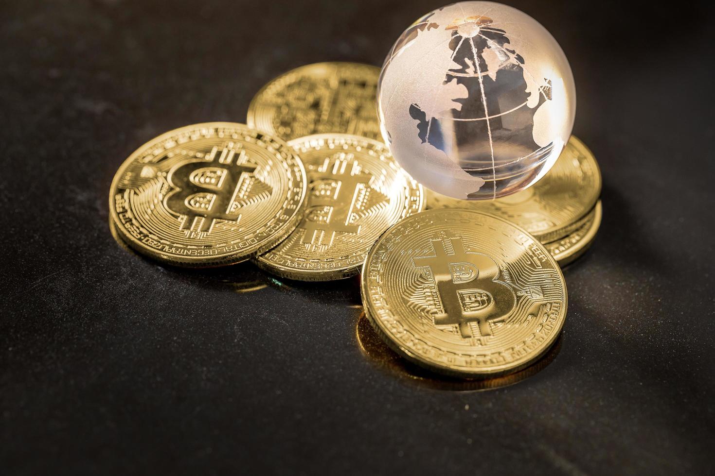 glazen bol en bitcoin cryptocurrency. bedrijfsconcept foto