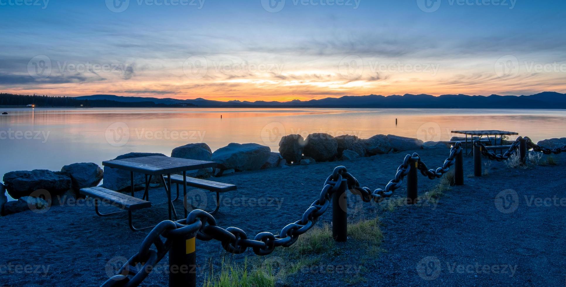 zonsopgang boven het meer van Yellowstone in het nationale park van Yellowstone foto