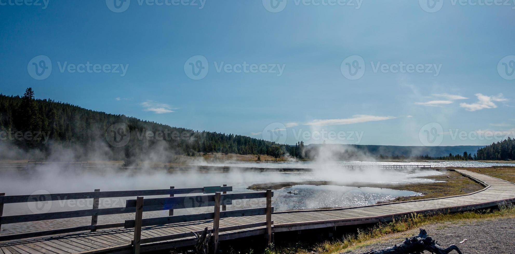 uitbarsting van oude trouwe geiser in Yellowstone National Park foto