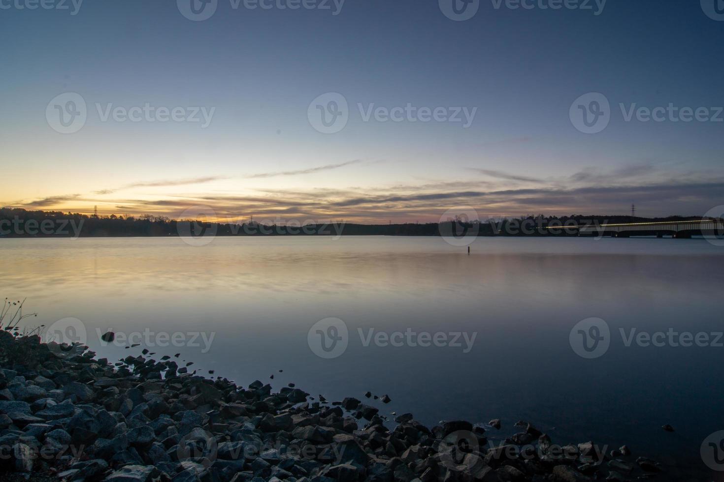 berg eiland meer in de buurt van het normanmeer noord-carolina foto