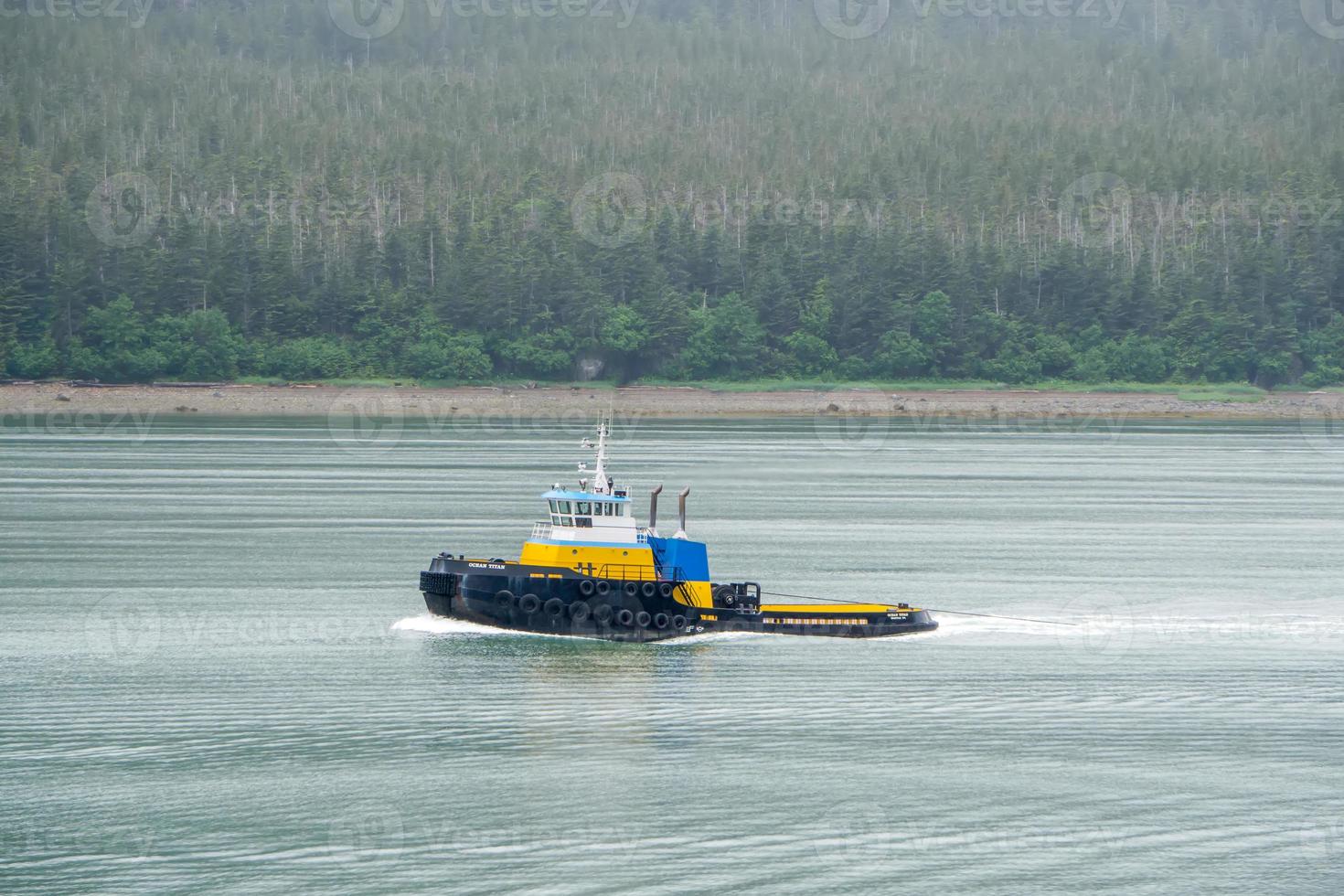 kleine sleepboot in beweging in de baai in alaska foto