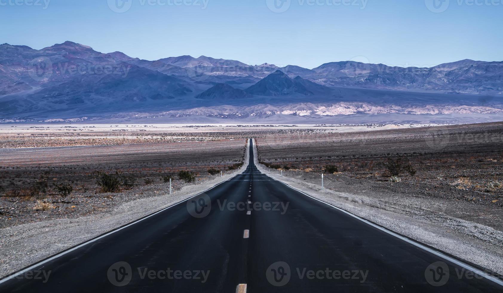 eenzame lege weg naar deth Valley National Park foto