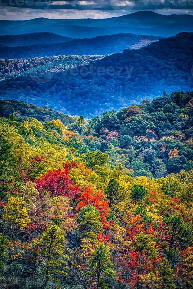 blauwe bergkam en rokerige bergen die in de herfst van kleur veranderen foto