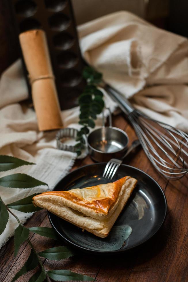 tonijntaart met keramische plaat op een houten tafel foto