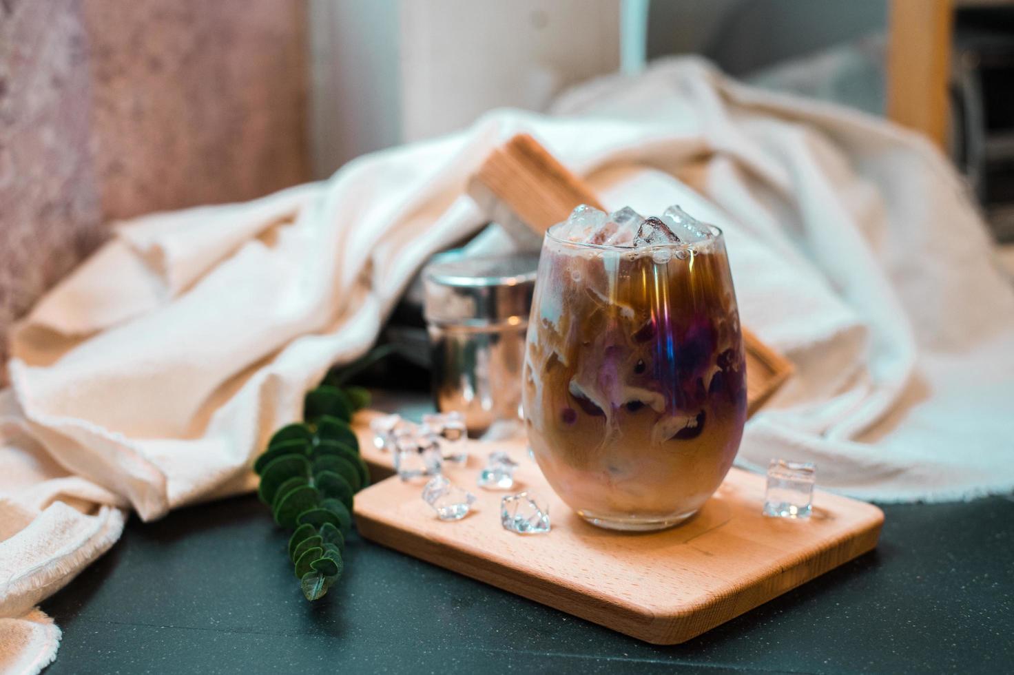 glas koffie met melk op tafel foto