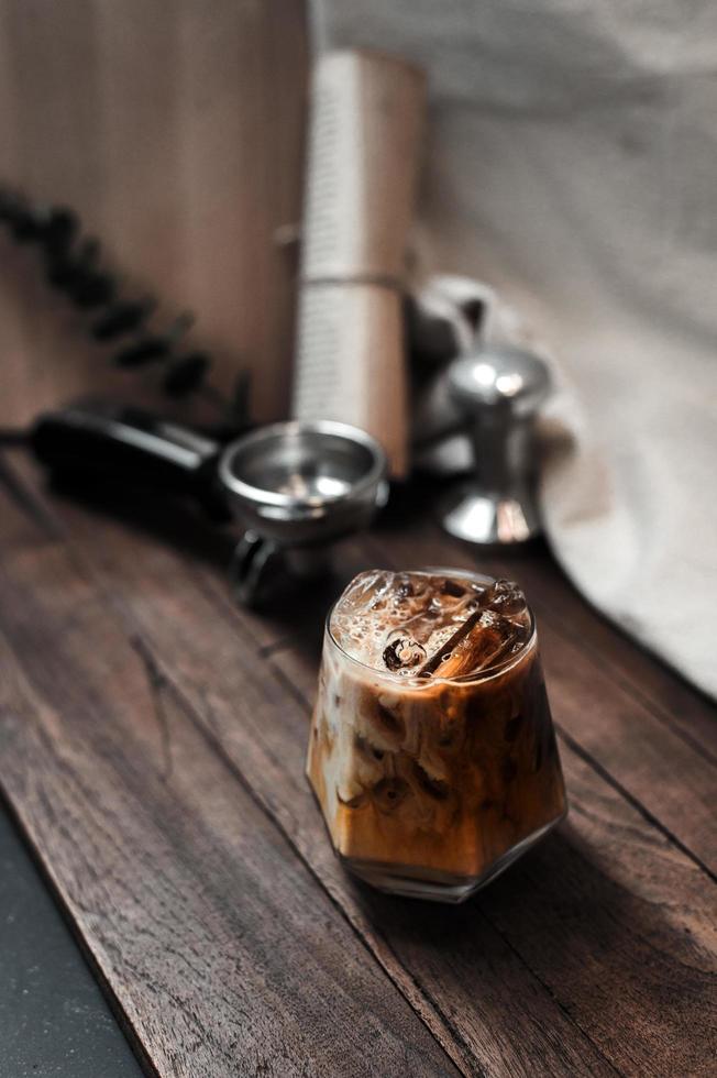 glas koffie met melk op tafel foto