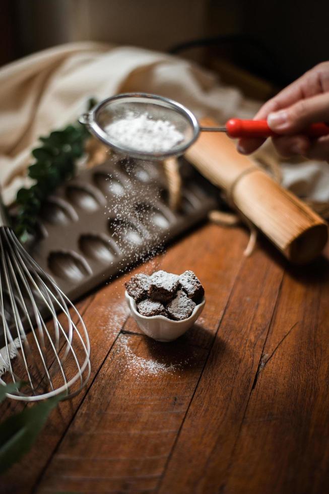 brownies met keramische plaat op een houten tafel foto