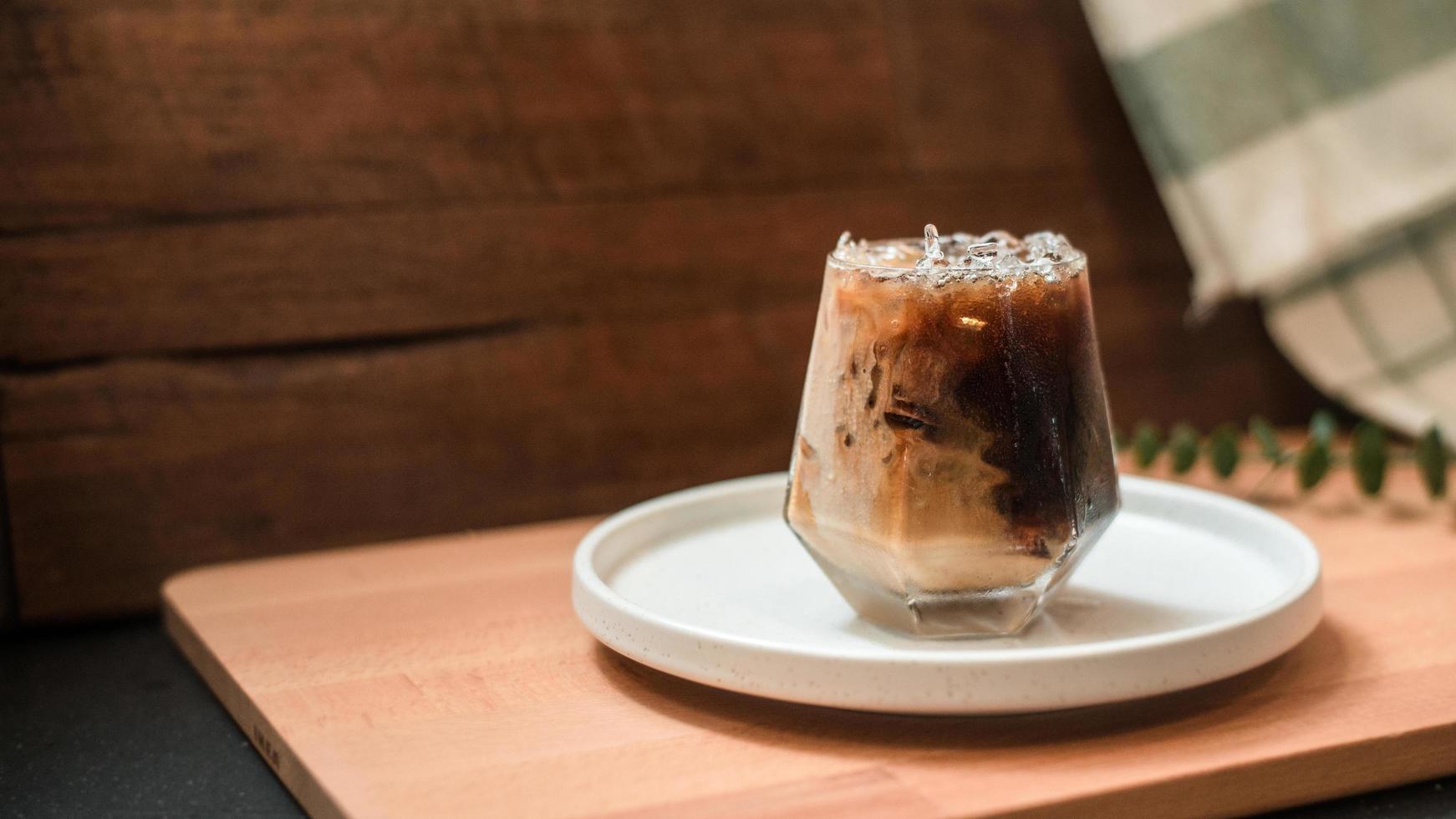 glas koffie met melk op tafel foto