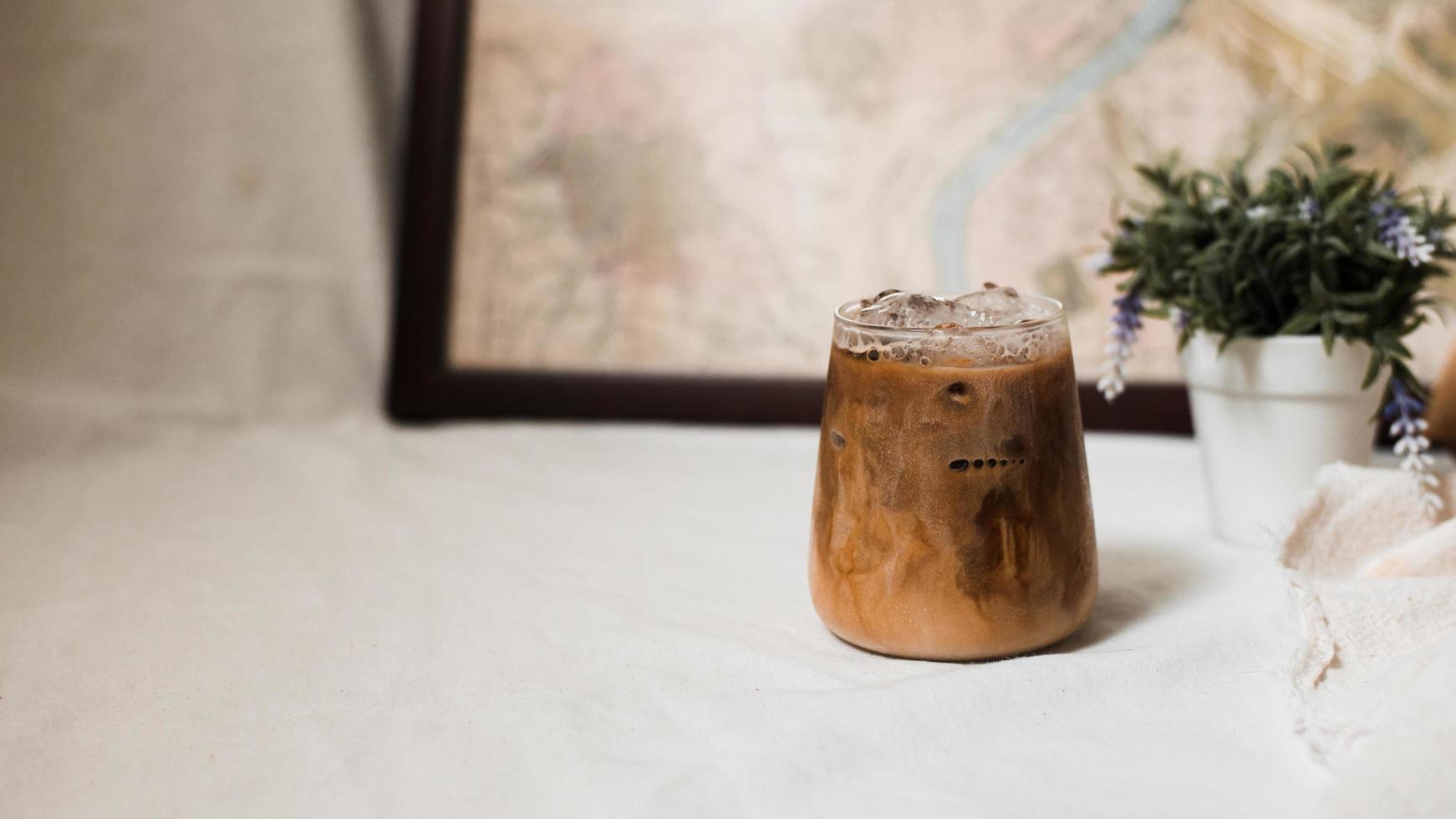 glas koffie met melk op tafel foto