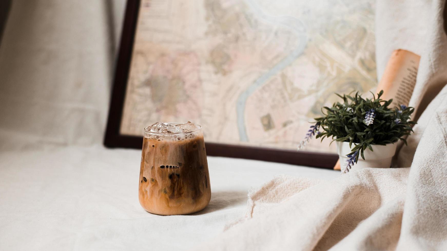 glas koffie met melk op tafel foto