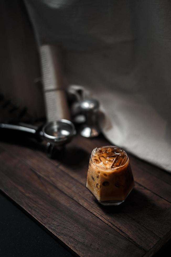 glas koffie met melk op tafel foto