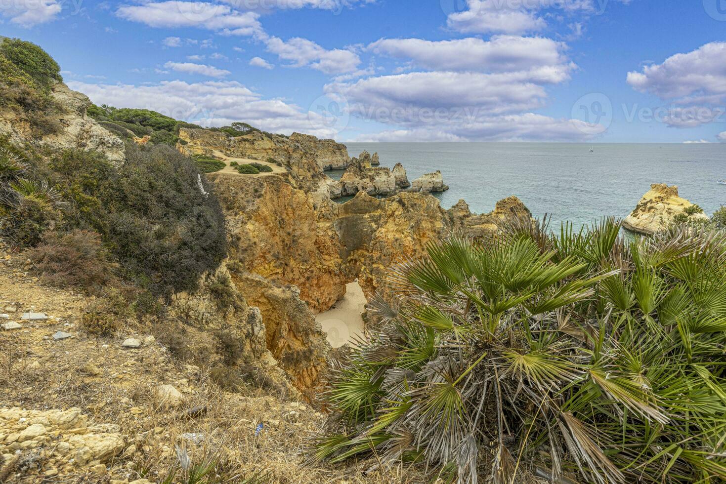 panoramisch visie over- praia Doen prainha strand in Portugees Algarve gedurende dag foto