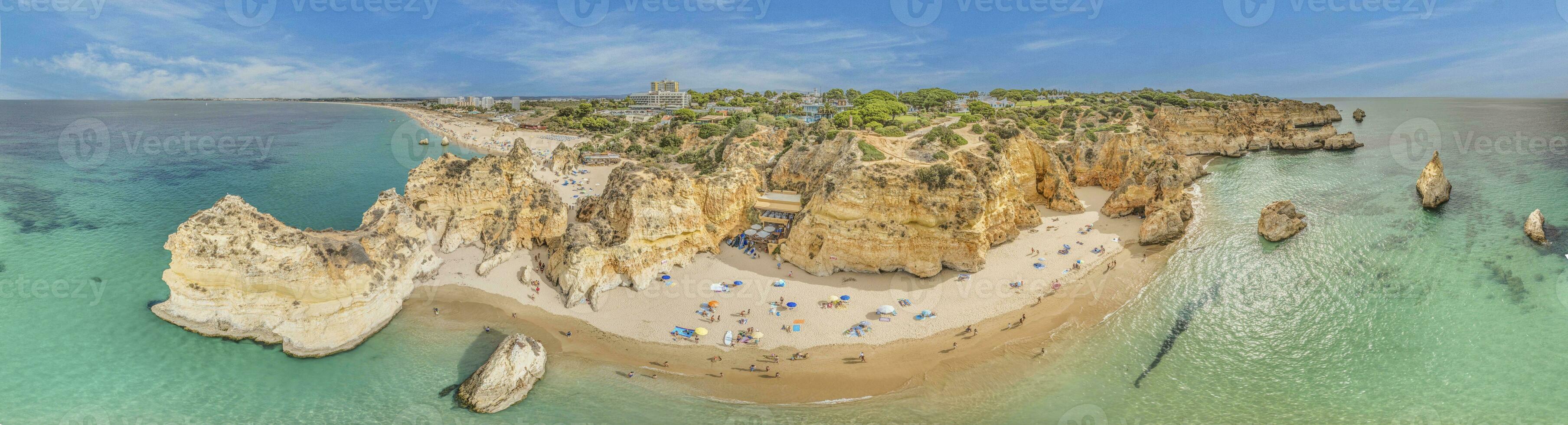 panoramisch dar afbeelding over- praia Doen prainha strand in Portugees Algarve gedurende dag foto