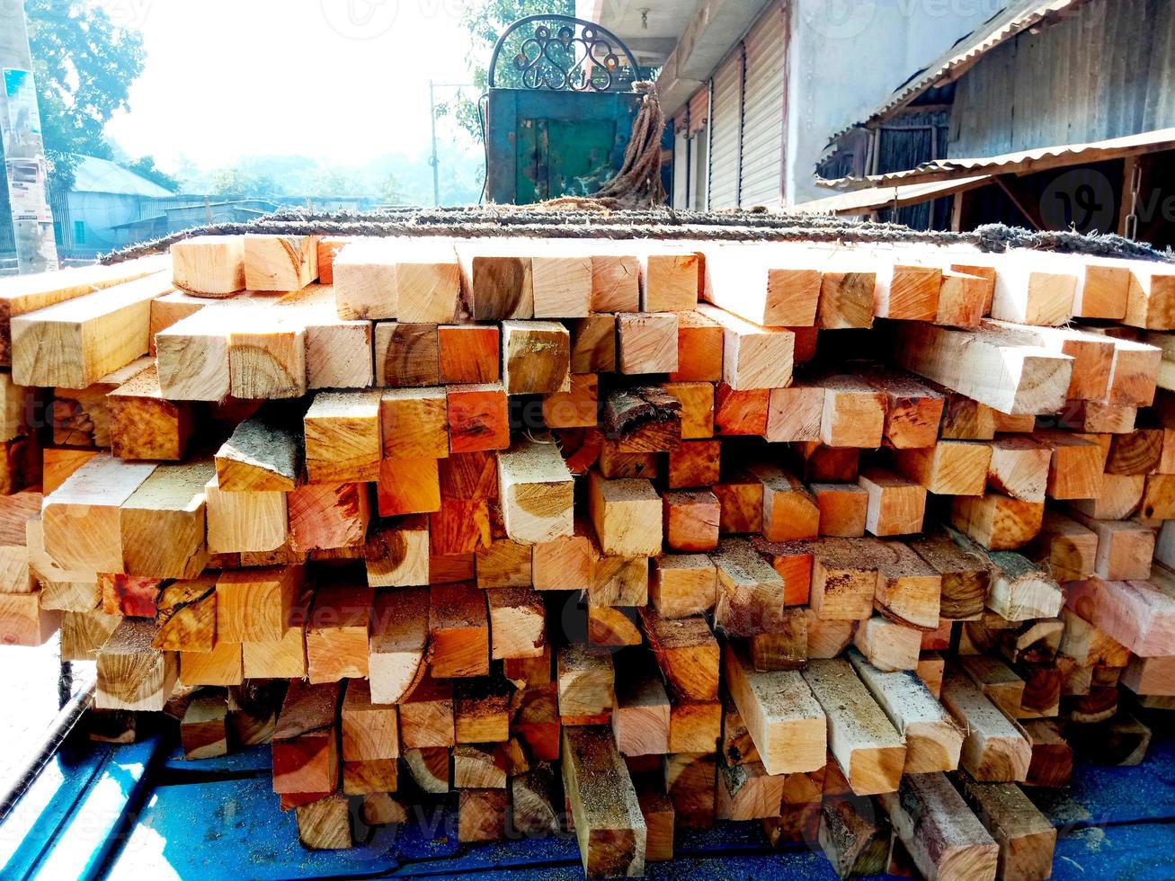 houtvoorraad op zagerij voor meubels foto