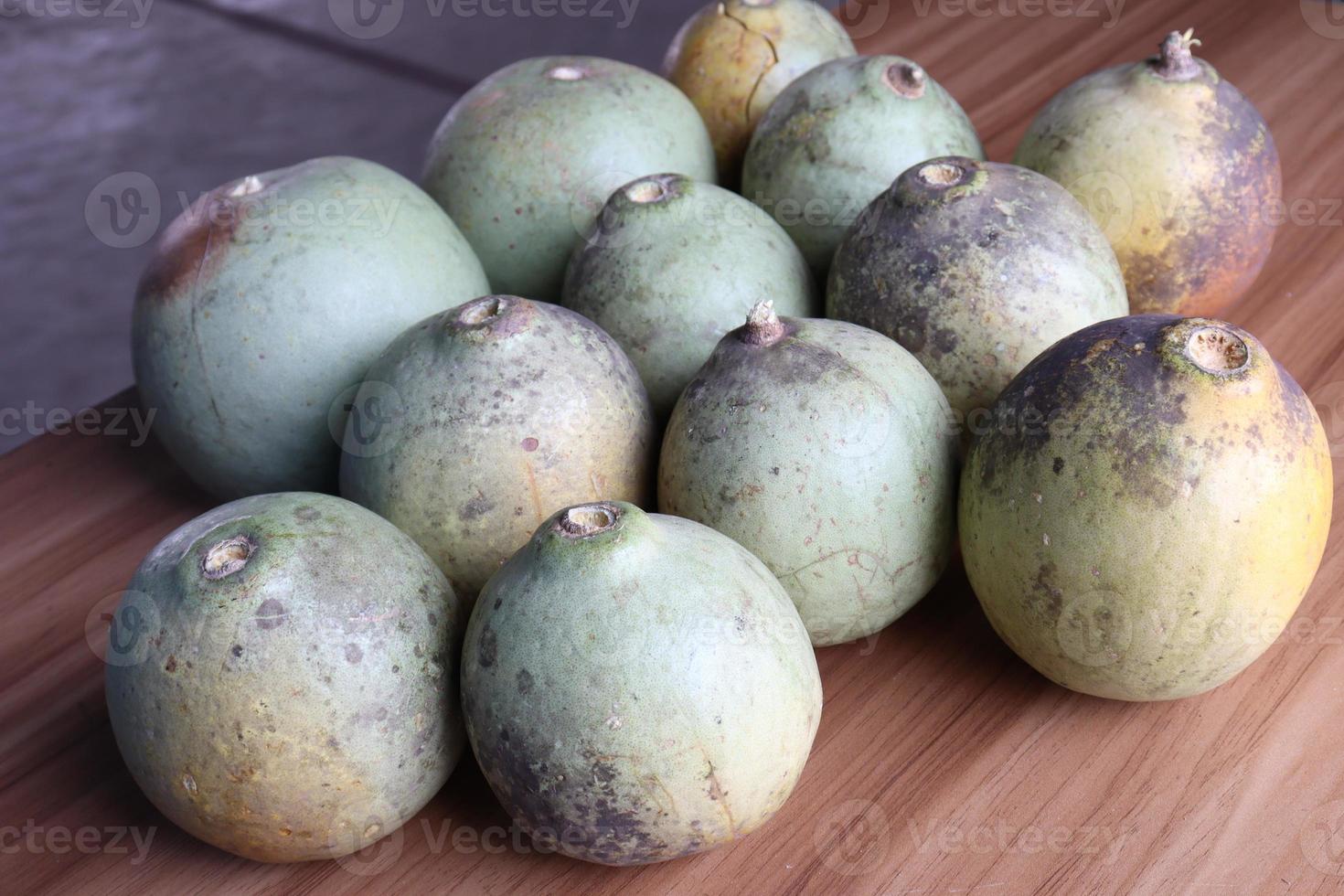 groen gekleurde rijpe houten appelbouillon foto